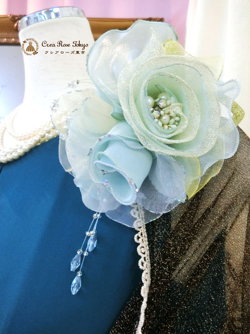 横浜元町【ビバリーコサージュ：ミルキーブルーグリーン】ジャケットが映えるブーケフラワー