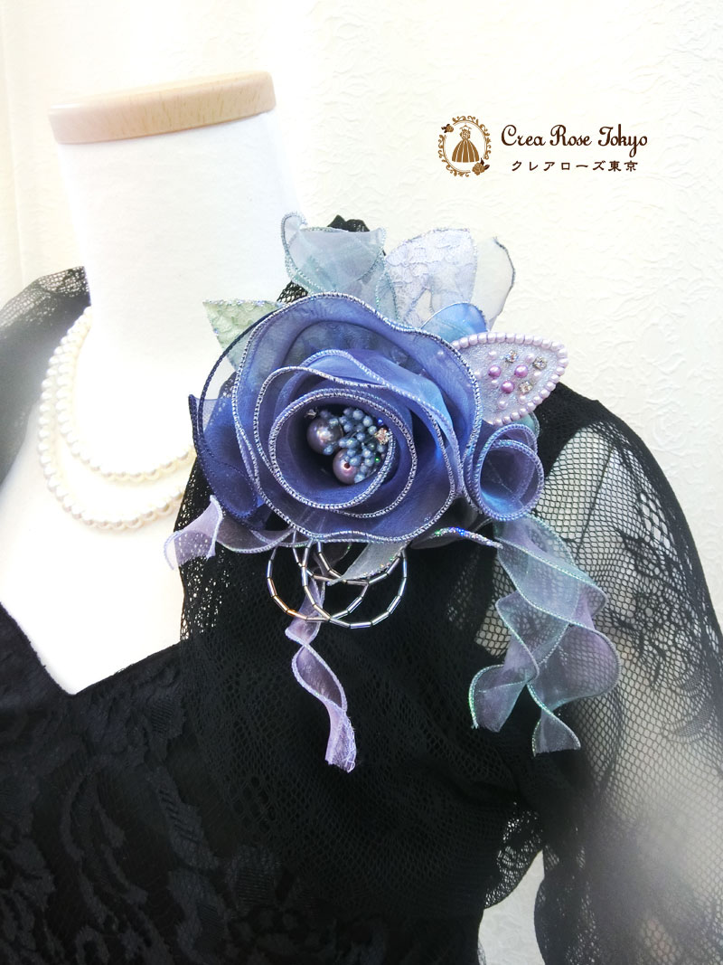 横浜元町【ビバリーコサージュ：ディープブルー】ジャケットが映えるブーケフラワー