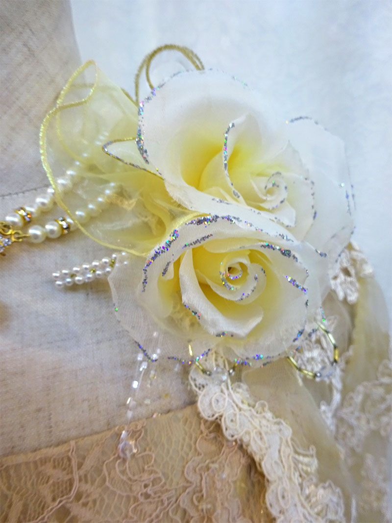 母親様やご親族様を華やかに演出する【ビバリーコサージュ：ライトイエロー】