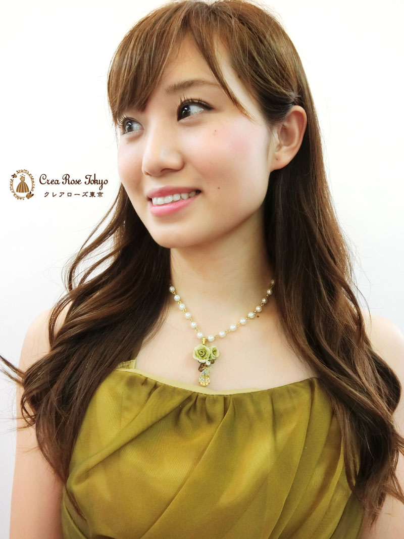 [グリーンビジューローズ]薔薇のパールオリジナルネックレス