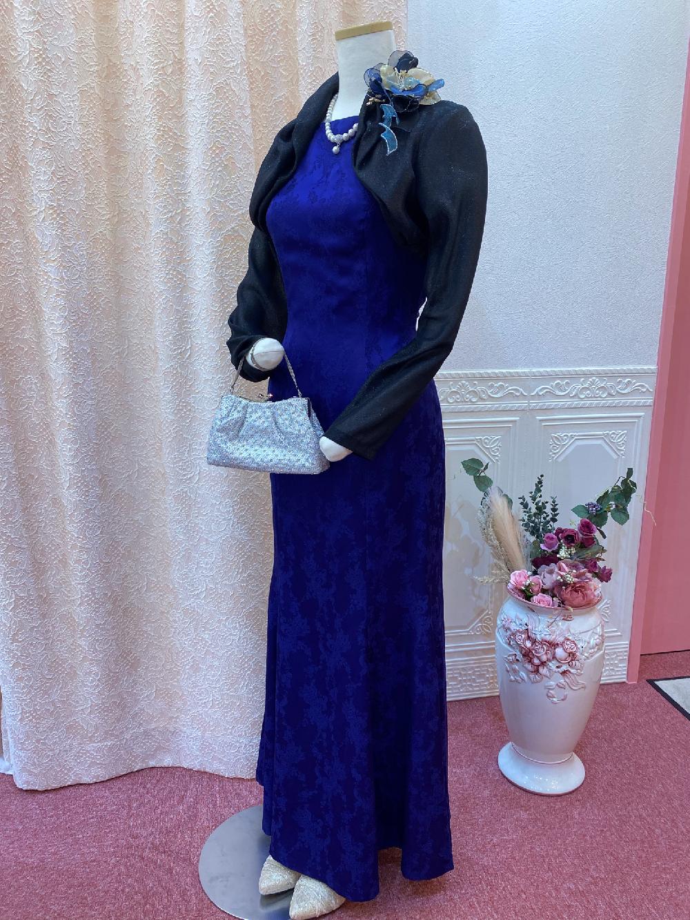 横浜元町　印象的なブルードレスと光沢ある黒のボレロ【シャマーラブルードレス＋アガーテ・クリステルボレロ】落ち着いた色合いのドレスは光沢で華やかに