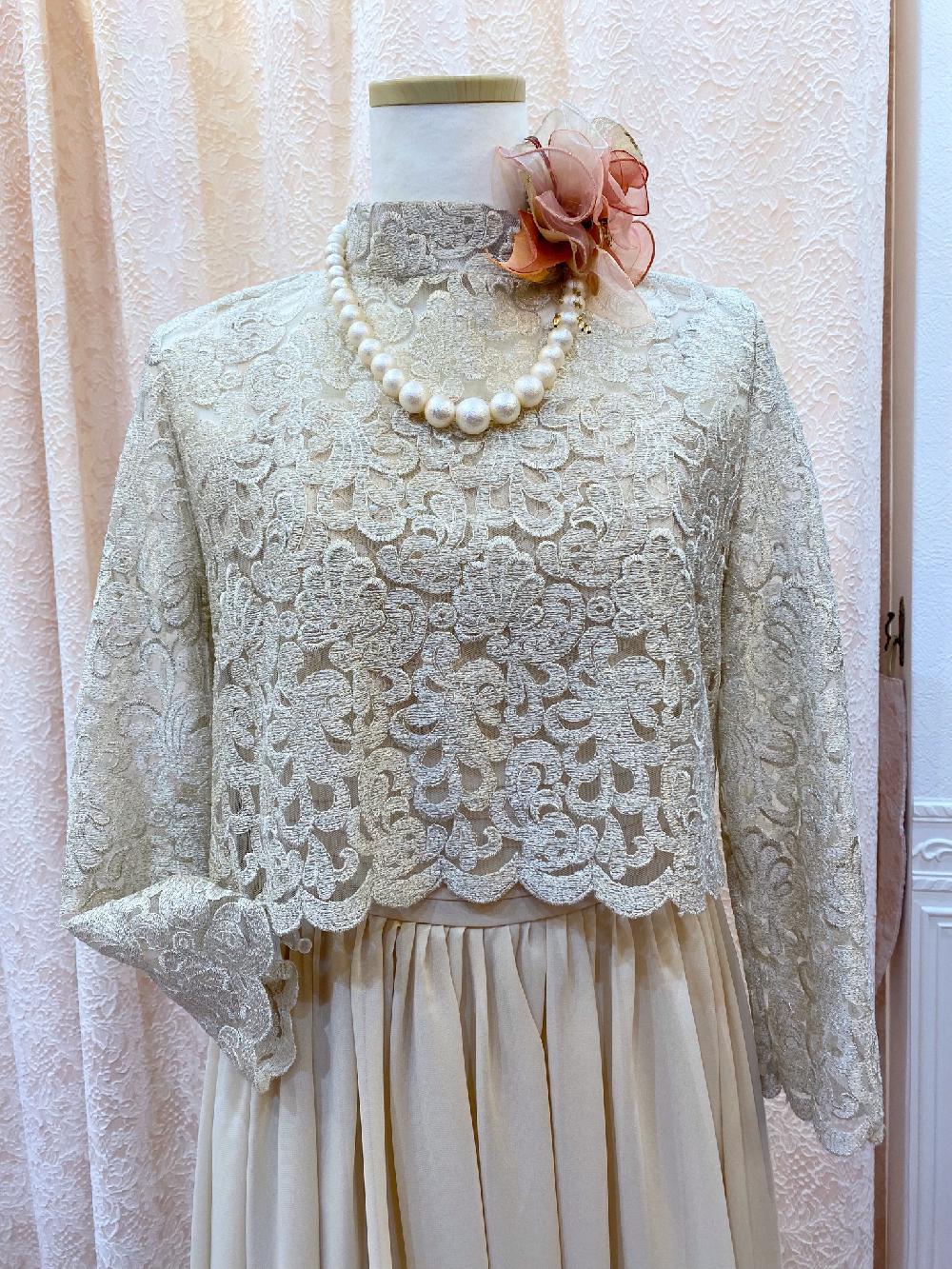 横浜元町　程よいギャザーのクリーム色のドレス【ヨハンナクリスティドレス＋クラランスボレロ】優しい色合い、程よいボリュームでお祝いムードを盛り上げるドレス。お母様ドレスやミセスのパーティーに。