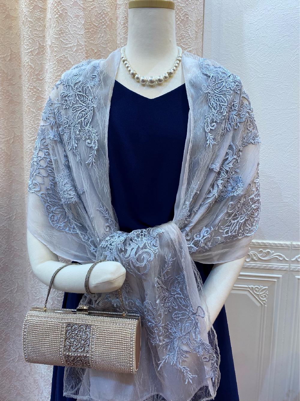 【リベルタネイビードレス+ソプラノグレーレースショール】アシメトリーのネイビードレスとシルバーショールのコーディネート