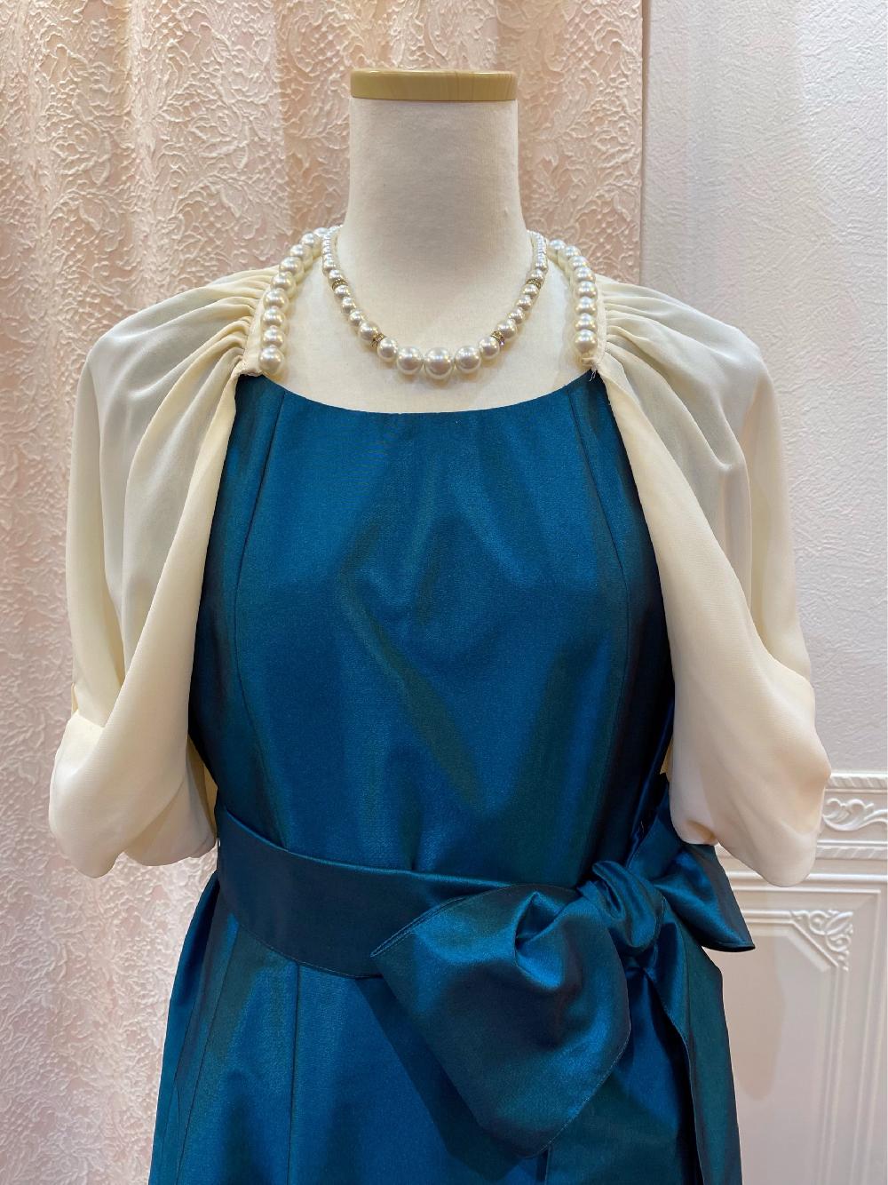 【エクセンティアドレス＋ステラボレロクリーム】ドレスのリボンとボレロのパールがアクセントのコーディネート