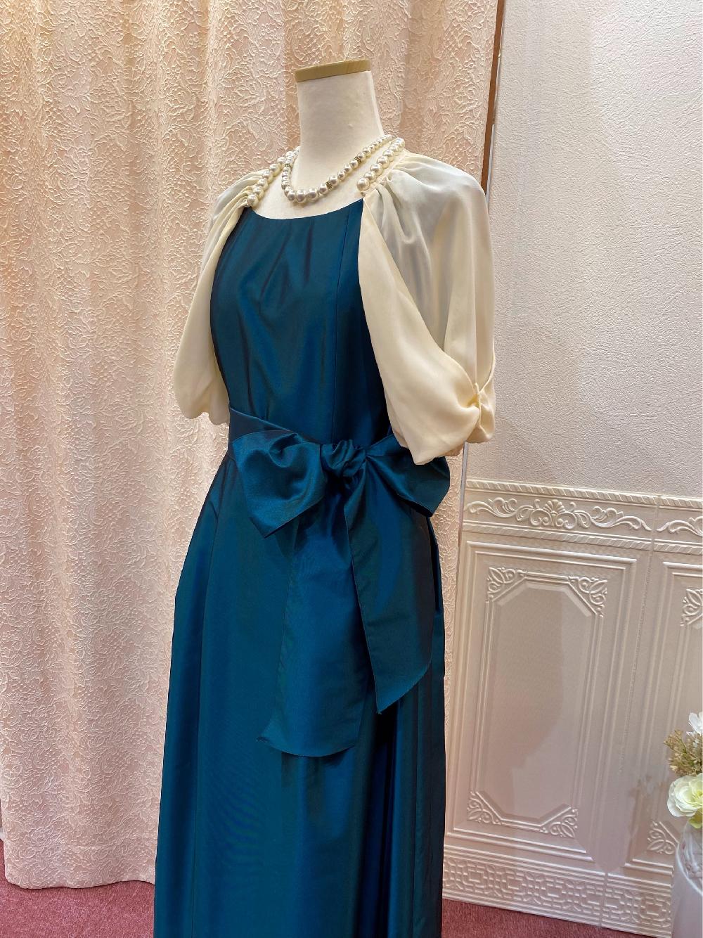 【エクセンティアドレス＋ステラボレロクリーム】ドレスのリボンとボレロのパールがアクセントのコーディネート