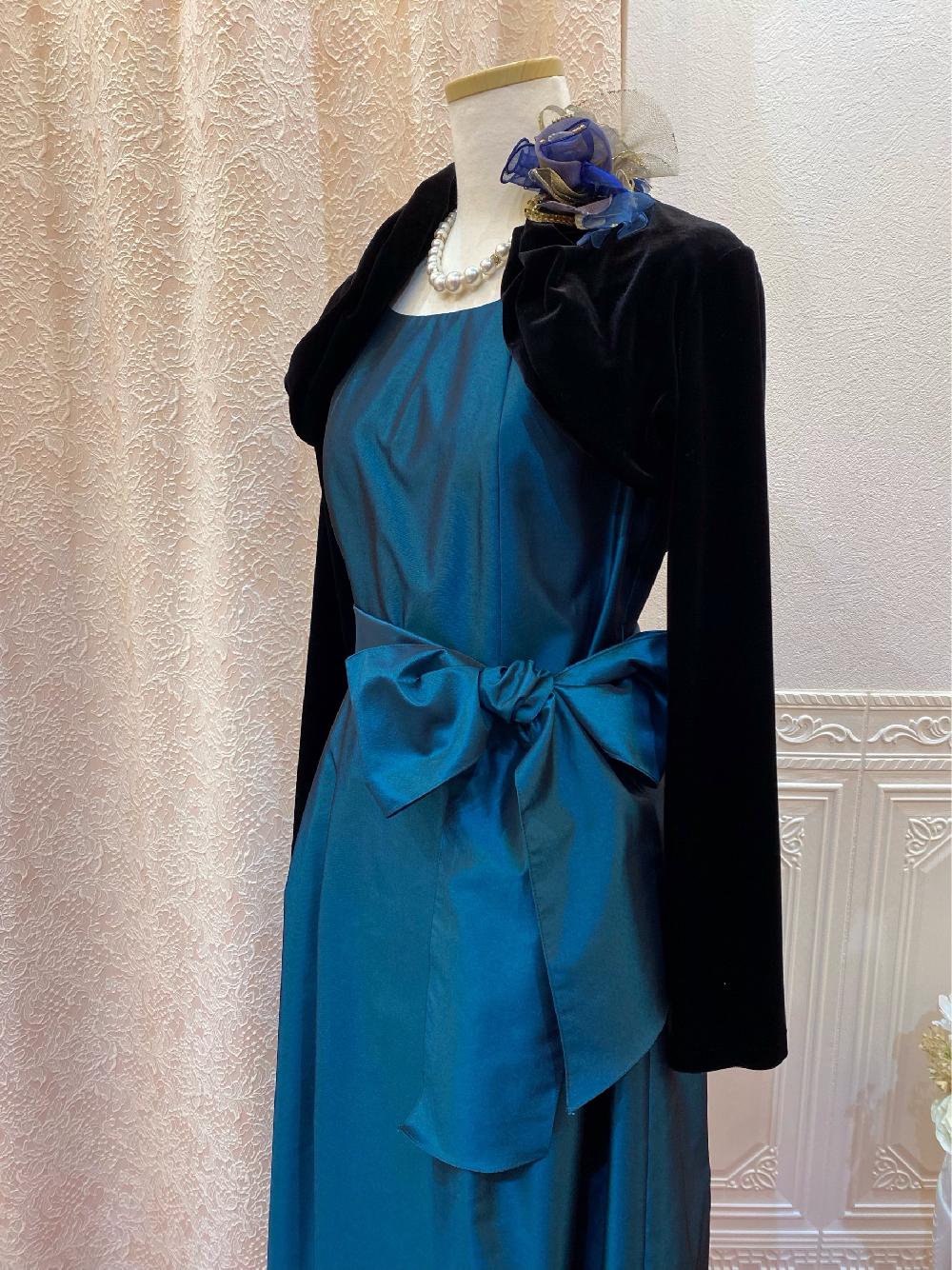 【エクセンティアドレス＋ダリアベロアボレロ】リボンの結び方や位置であなただけの着こなしを楽しんで