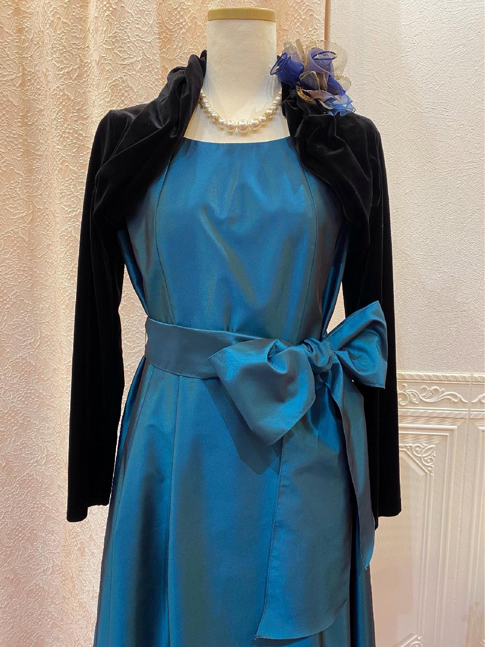 【エクセンティアドレス＋ダリアベロアボレロ】リボンの結び方や位置であなただけの着こなしを楽しんで