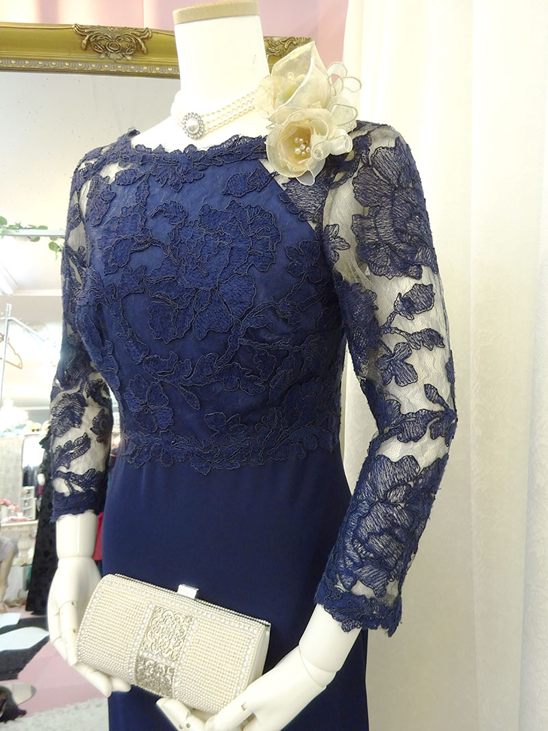 ９号（M）繊細なレースとスレンダーラインのドレスでエレガントに【コニーシェイラドレス】袖ありレースのネイビー母親ロングドレス