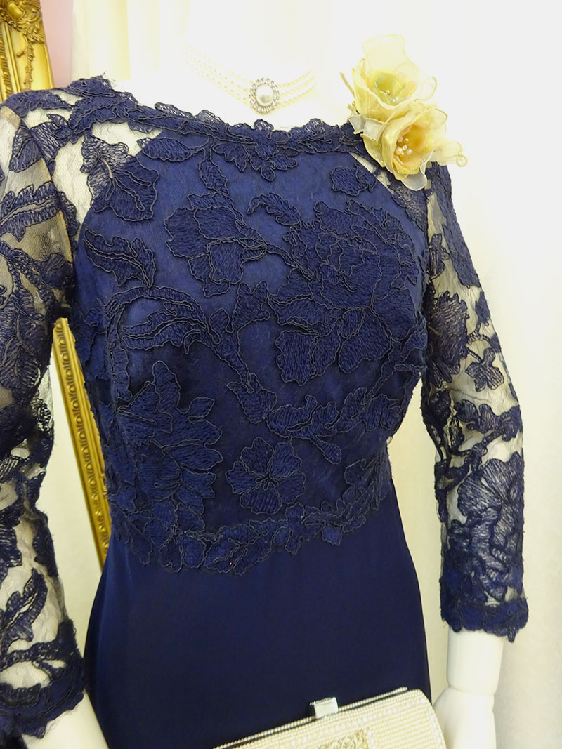 ９号（M）繊細なレースとスレンダーラインのドレスでエレガントに【コニーシェイラドレス】袖ありレースのネイビー母親ロングドレス