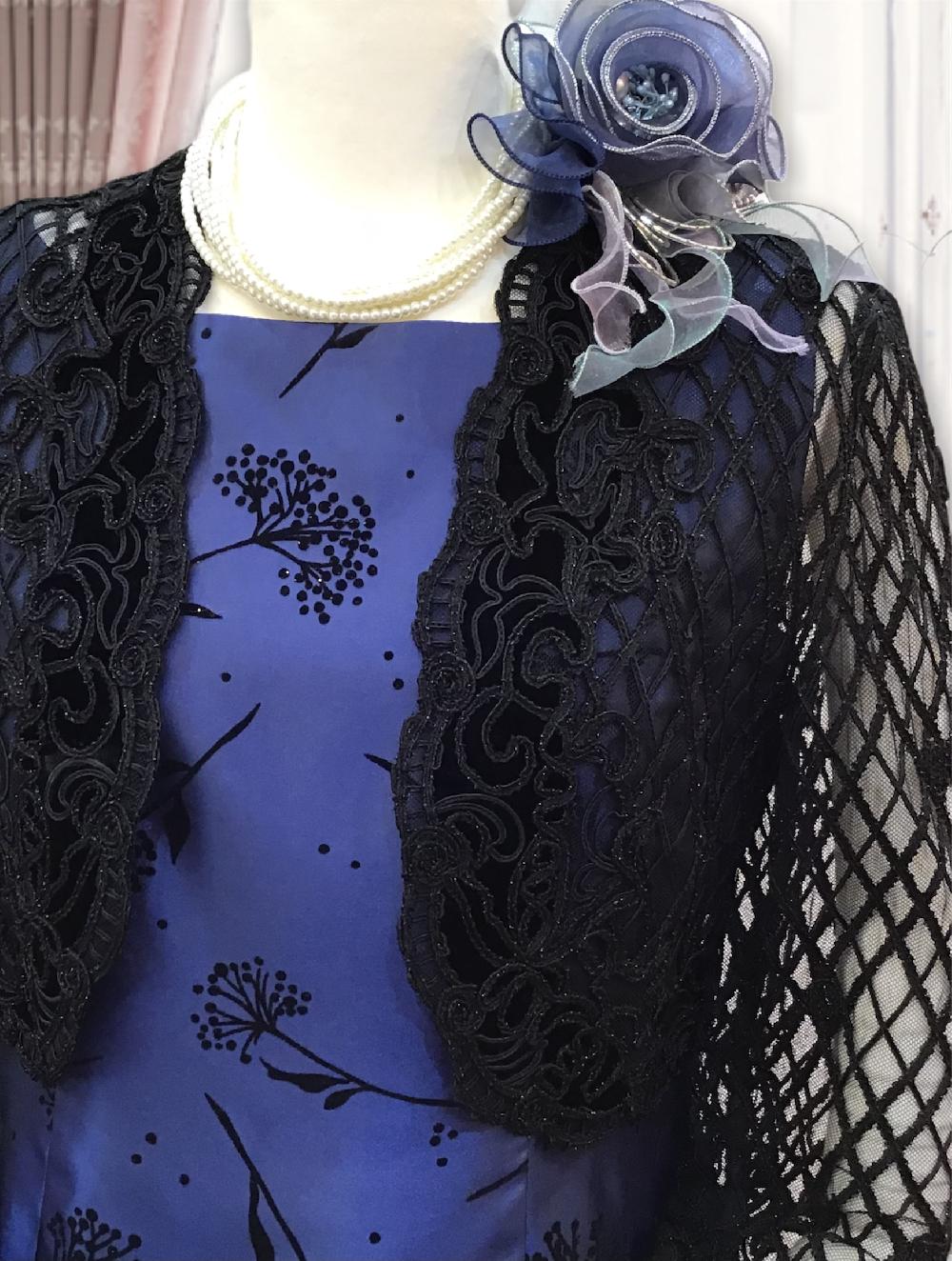 凛としたブルーにベロア生地の模様が浮かぶシックな装い【アクセントブルードレス+レーシーグランデジャケット】厚地のレースジャケットとセット 結婚式に参列するご親族やミセスのパーティーに