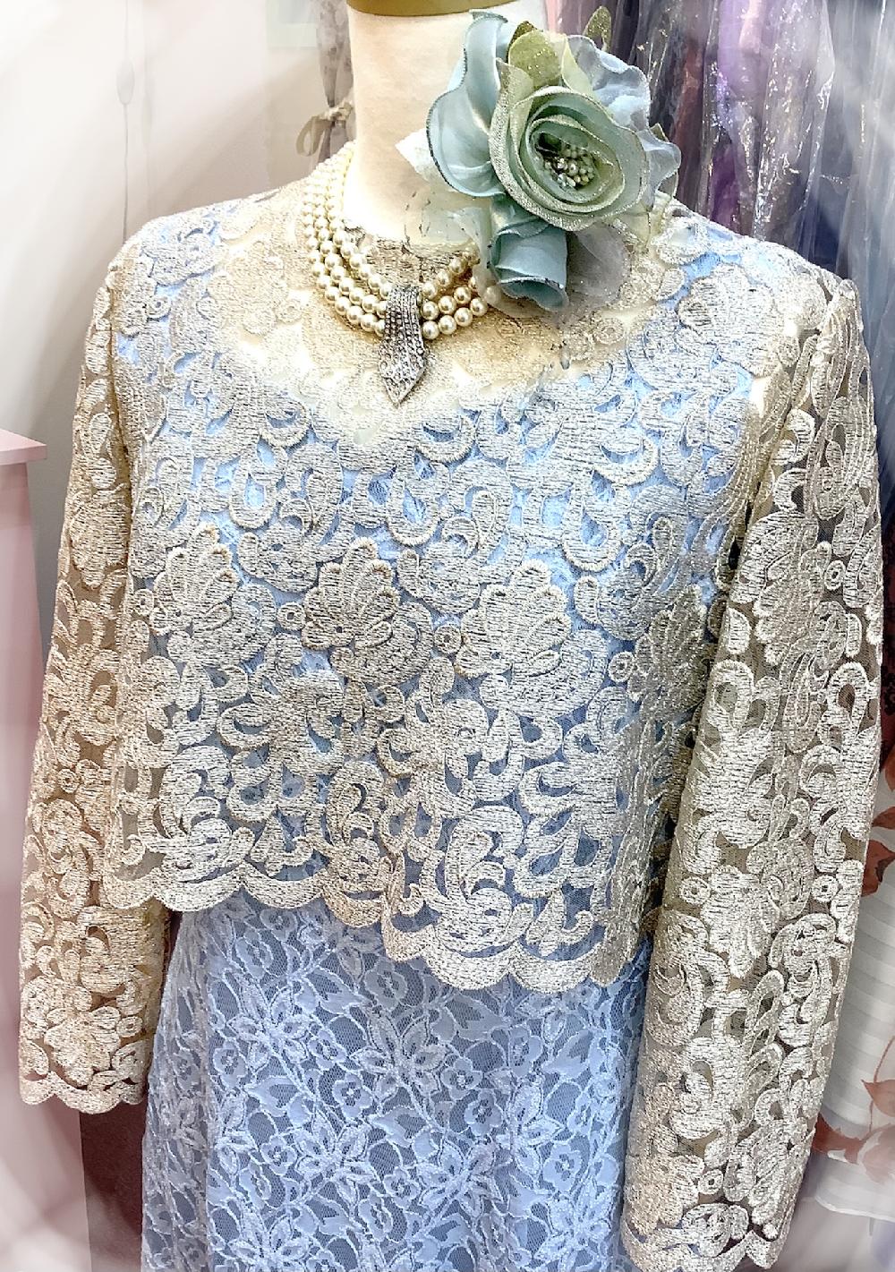 総レースの淡いブルーのロングドレスとボレロのセット【ユミブルーレースドレス+クラランスハーパーボレロ】爽やかで品のあるブルードレスとクリーム色のボレロと合わせて優しい女性らしさを演出 40~60代レディの祝宴に