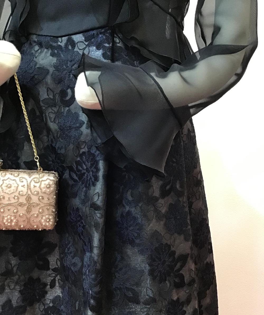 スカート部分の刺繍がエレガントに揺れるブラックドレスと程よいシースルーの10分袖ボレロとのセット【ルナティールドレス＋マリコオーガンジーボレロ】結婚式に参列するご親族やミセスのパーティーに