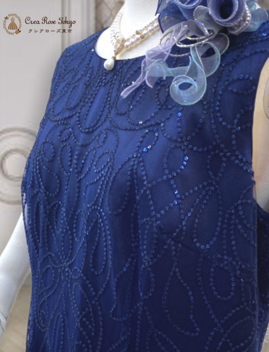 全身に散りばめられたスパンコールがキラリと光る【ソワリエネイビードレス】 結婚式に参列するご親族やミセスのパーティーに ケープ付き