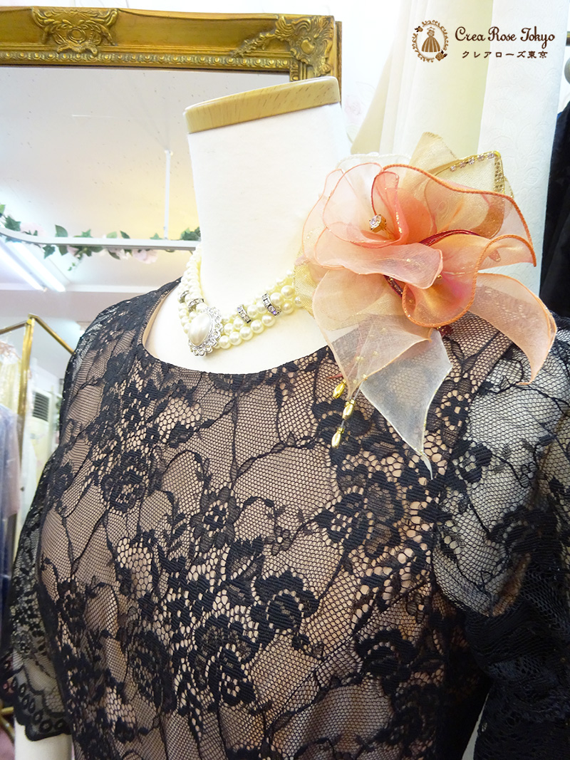 艶やかな黒レースの奥にオレンジが透けるヴィンテージマザーズドレス【シエルオランジェドレス】7号の方・50代ミセスのパーティー