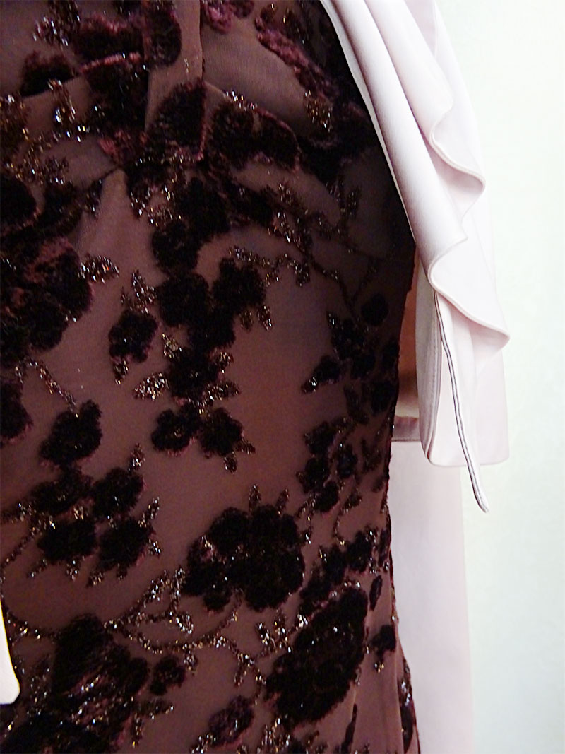 秋冬におすすめ！シックなボルドーカラーの地模様ドレス【ジュリアシアンドレス】お母様、叔母さま、ご親族様