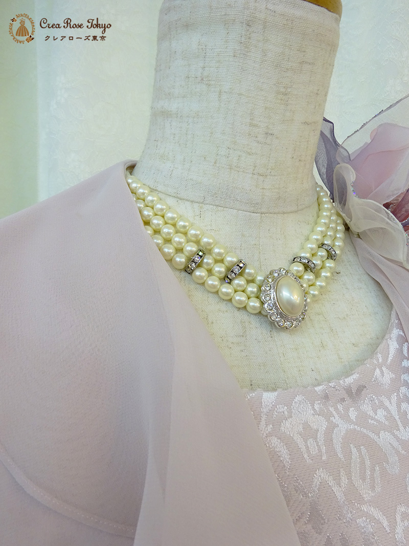 風にひるがえる薄桃色のフリルが花びらのような【クレーミーライトボレロ】