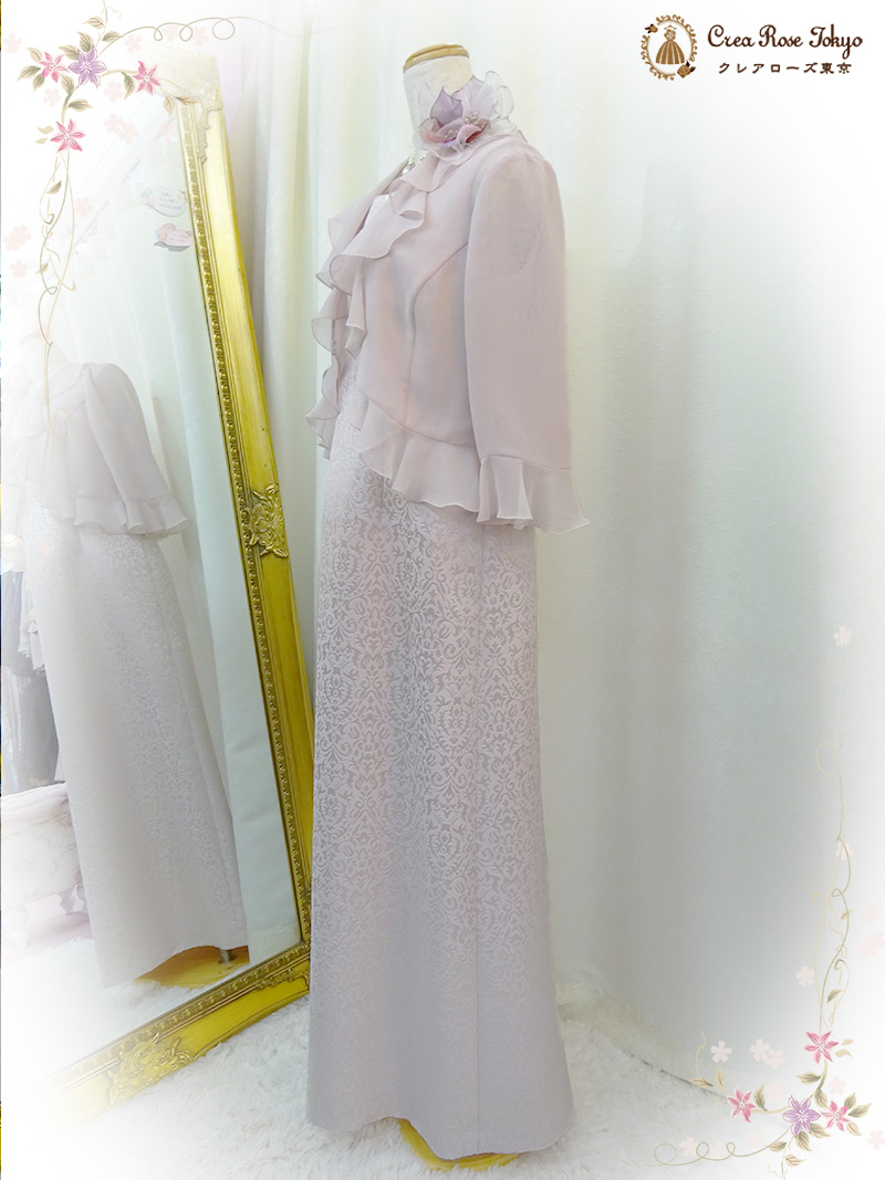 風にひるがえる薄桃色のフリルが花びらのような【クレーミーライトボレロ】