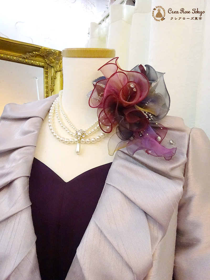 浅草本店【ビバリーコサージュ：ワインシルバー】赤・ワイン・紫・銀のドラマチックな色調が、大人の装いを引き立てる