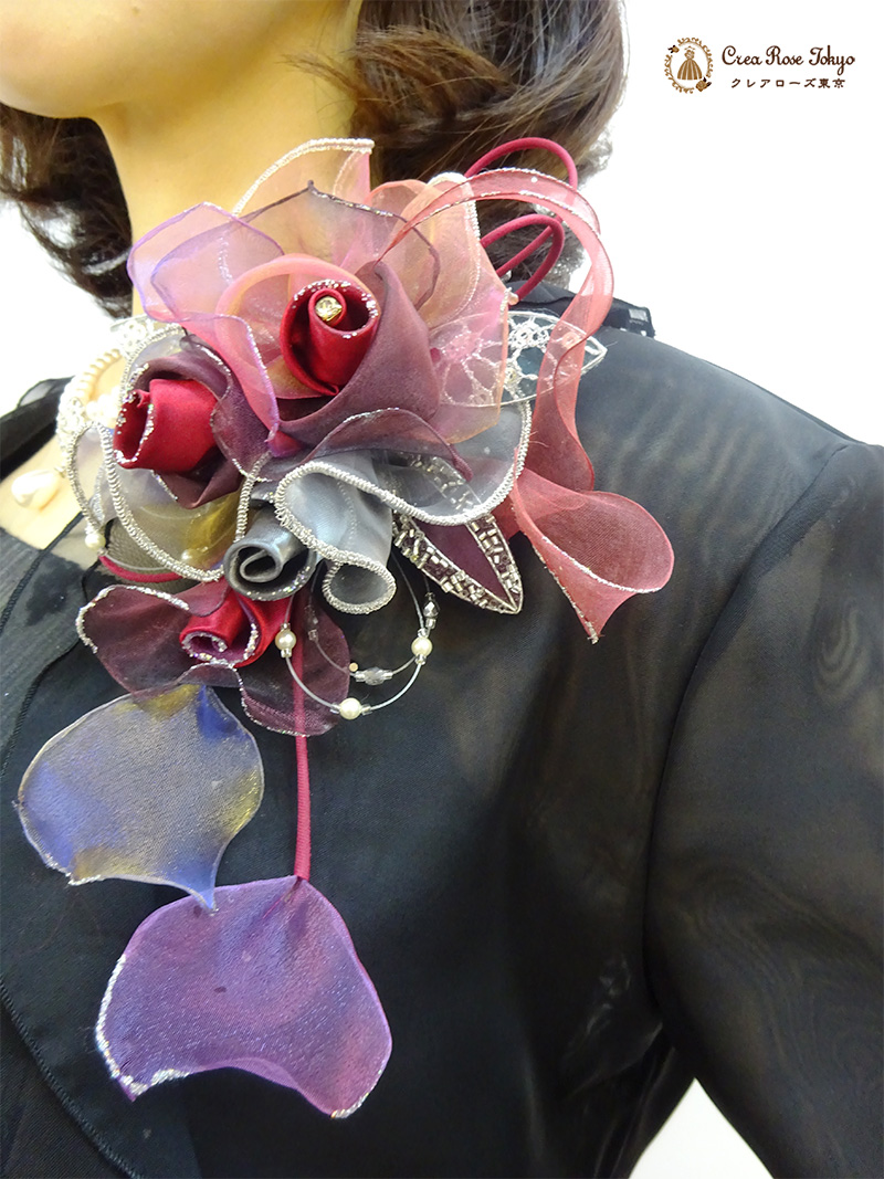 横浜元町【ビバリーコサージュ：ミスティレッド】深い赤にパープル・グレーを合わせてミステリアスな魅力を