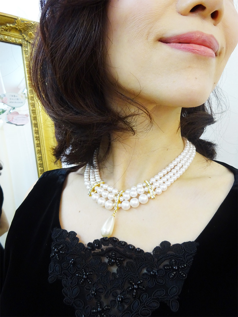 横浜元町　ゴールドビジュー付き3連パールがドラマティック【ダイアナパールネックレス】ドレススタイルをこの上なく豪華に