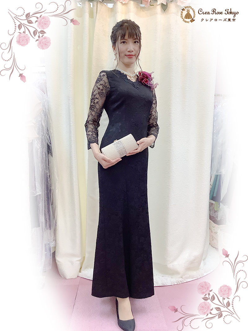 お洒落なお母様スレンダーラインに香り立つ黒き薔薇【ロジュマンクレイツ】40～60代レディの結婚式や華やかなパーティーに