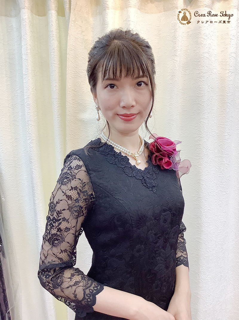 お洒落なお母様スレンダーラインに香り立つ黒き薔薇【ロジュマンクレイツ】40～60代レディの結婚式や華やかなパーティーに