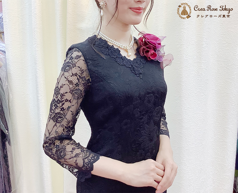 お洒落なお母様スレンダーラインに香り立つ黒き薔薇【ロジュマンクレイツ】40～60代レディの結婚式や華やかなパーティーに