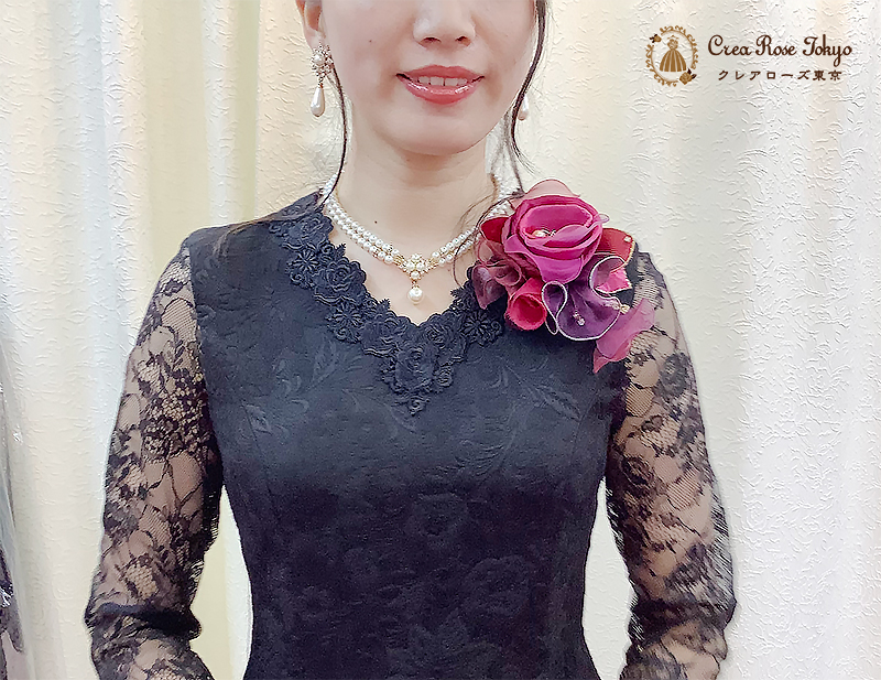 お洒落なお母様スレンダーラインに香り立つ黒き薔薇【ロジュマンクレイツ】40～60代レディの結婚式や華やかなパーティーに