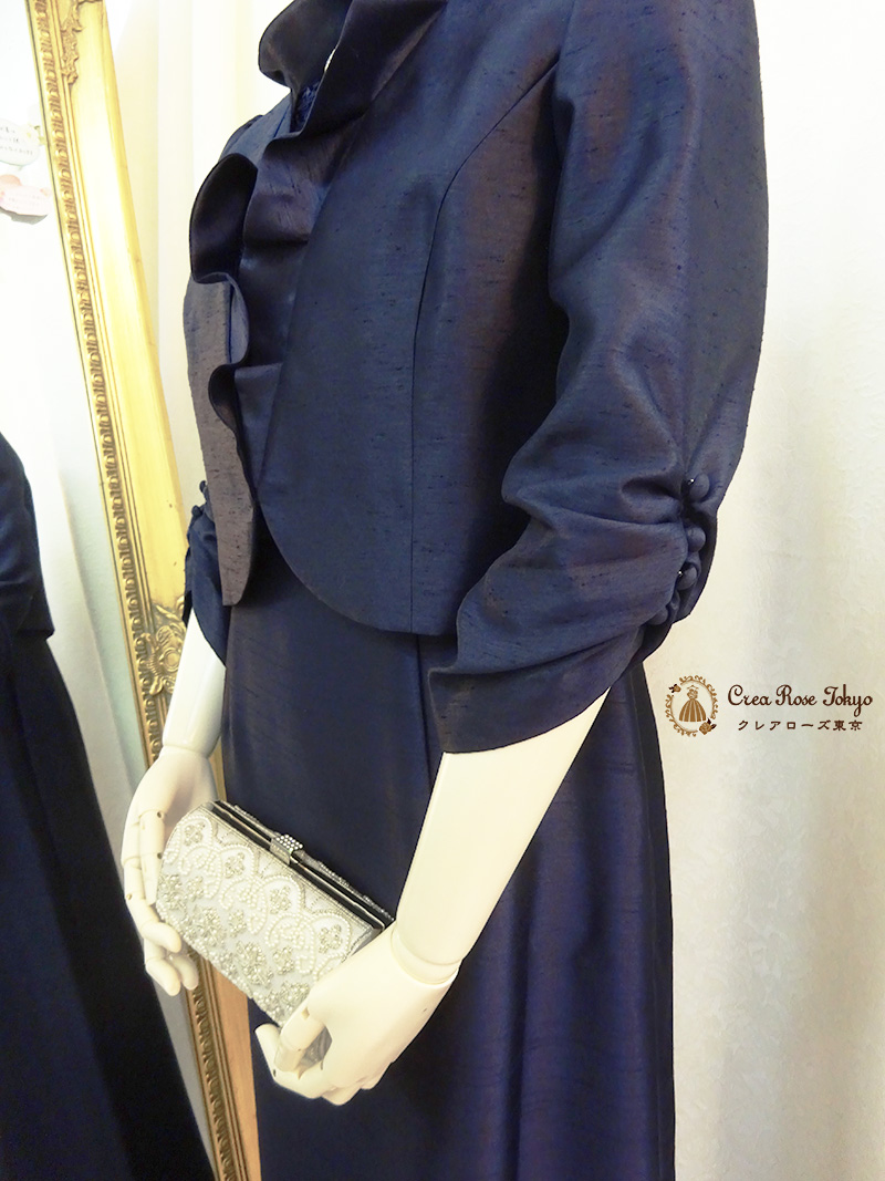 叙勲にも。11号の方、フォーマルに洗練のこだわりをプラス【グロッシー・クイーンドレス＋クルミドジャケット】叙勲など、ミドル世代のジャケット着用ドレスアップに