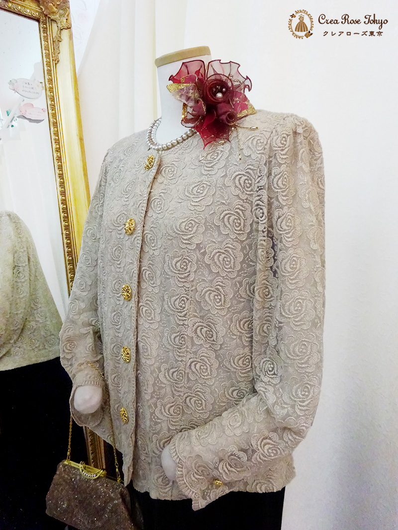 落ち着いたベージュ地一面に咲く優雅なバラ【アムールローザジャケット】結婚式・パーティーのおばあ様に