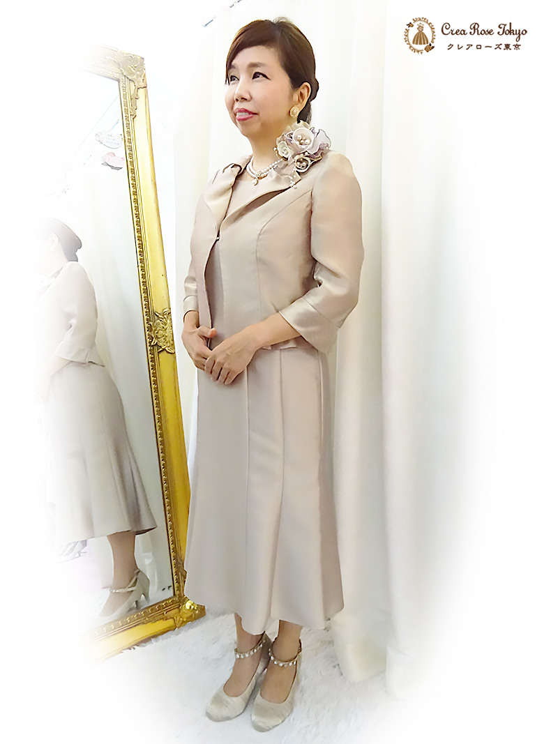 柔らかに輝くシャンパンゴールドが祝宴の華に【マキアドレス＋モアラジャケット】ミセスの結婚式やパーティーに