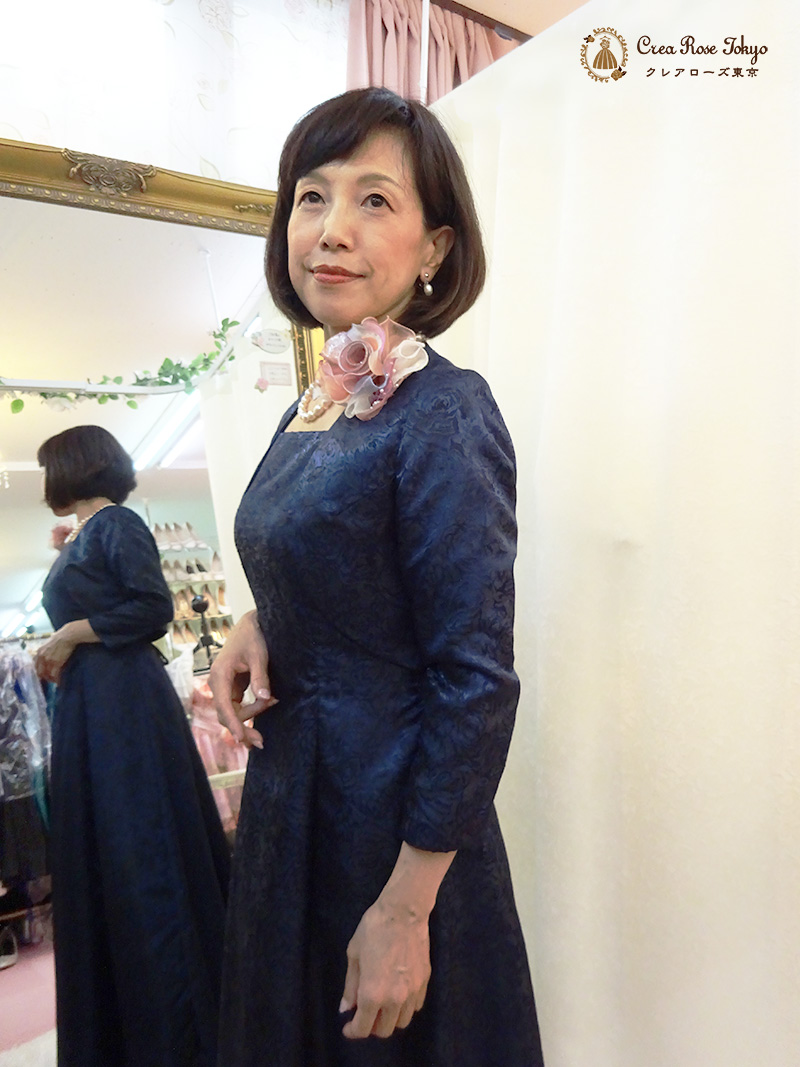 光沢ある生地いっぱいに咲くバラの地模様が美しい【ミシェルネイビージャケット】結婚式のお母さまなどに