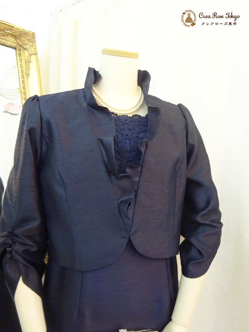 襟と袖のドレープが華やかな【クルミドジャケット】ミドル世代のネイビージャケット