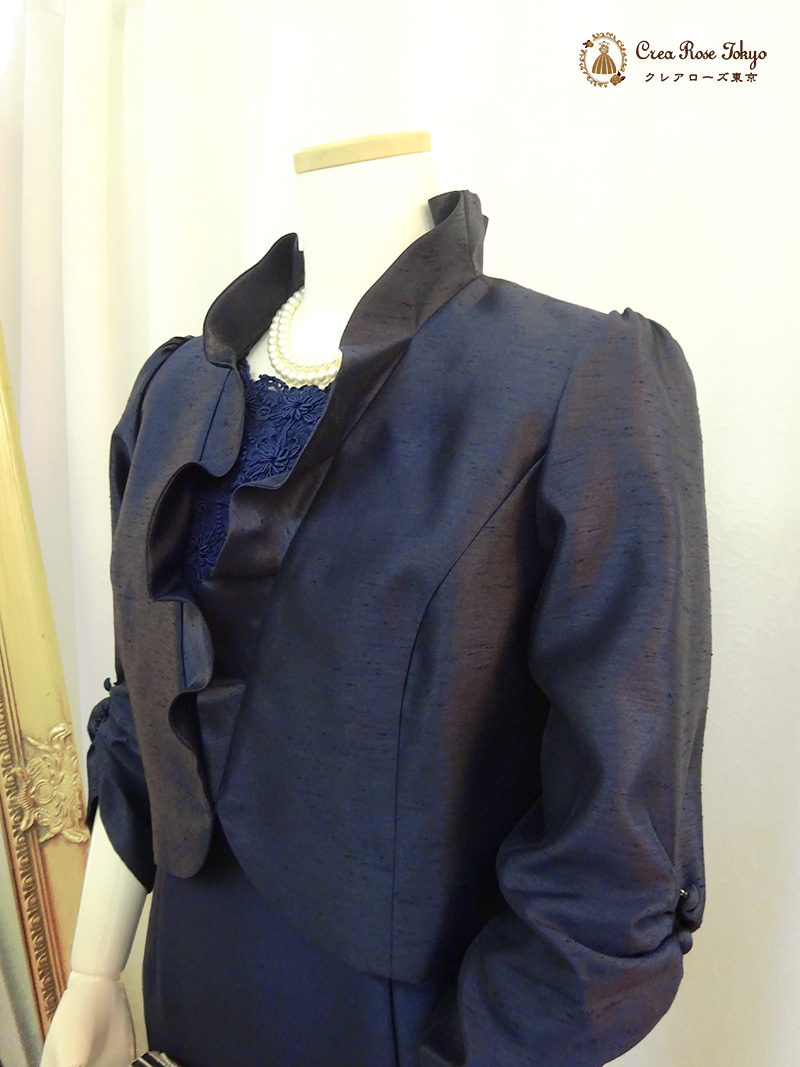 襟と袖のドレープが華やかな【クルミドジャケット】ミドル世代のネイビージャケット