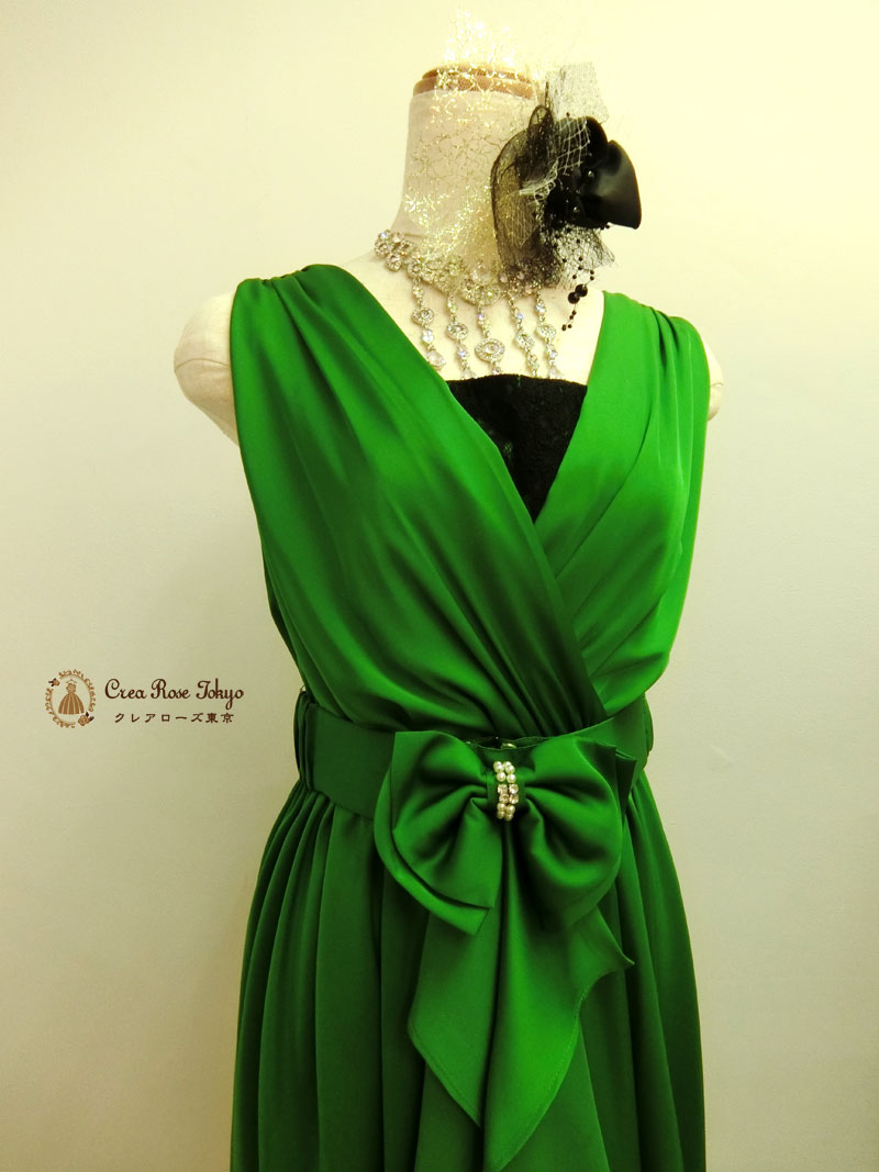 [グリンマーベル]輝くグリーンのＶネックパーティードレス