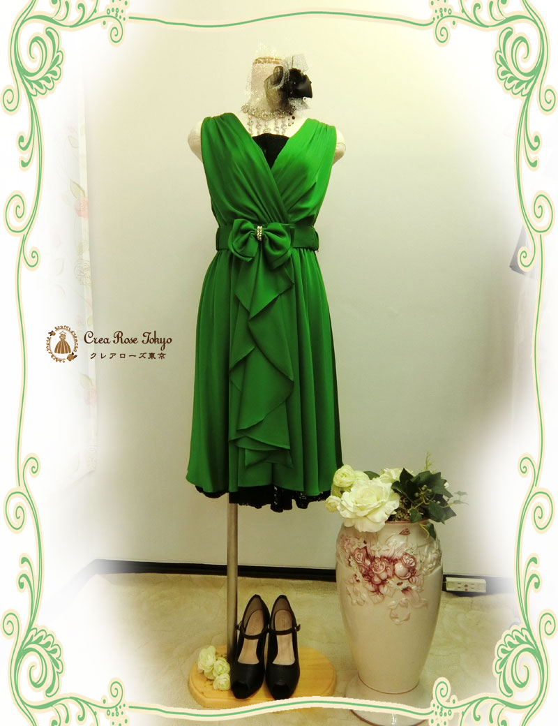 [グリンマーベル]輝くグリーンのＶネックパーティードレス