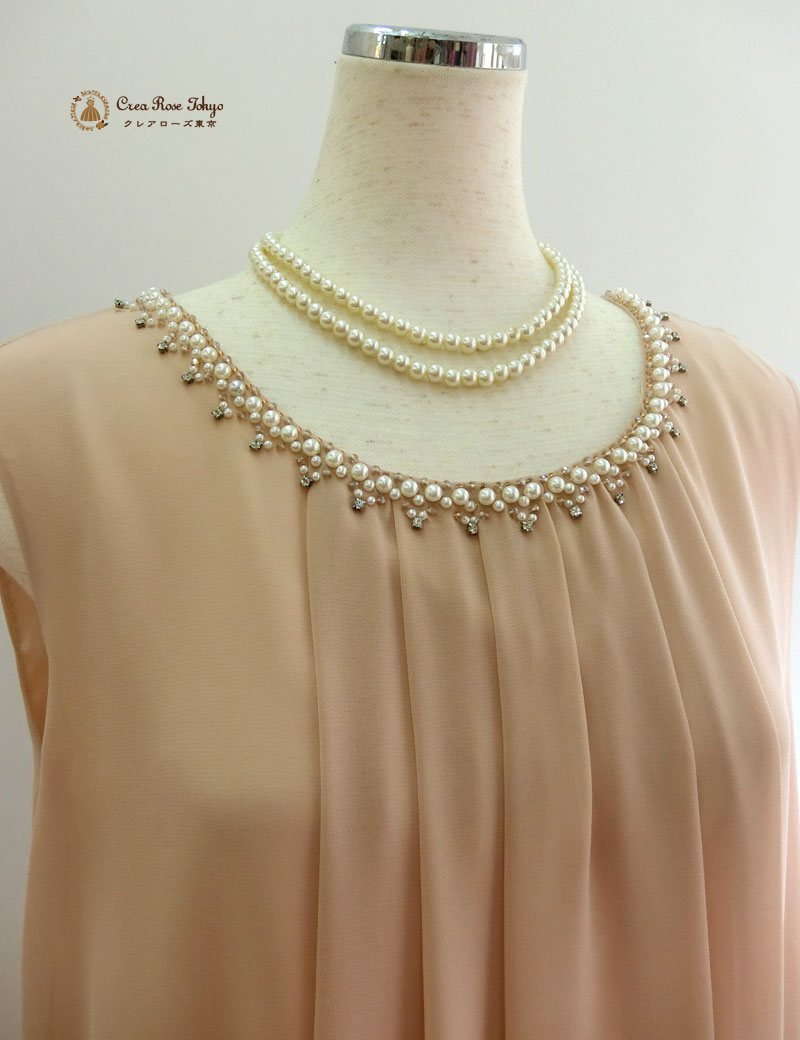 [エリーゼ]裾のバラがフェミニンなフリーサイズドレス