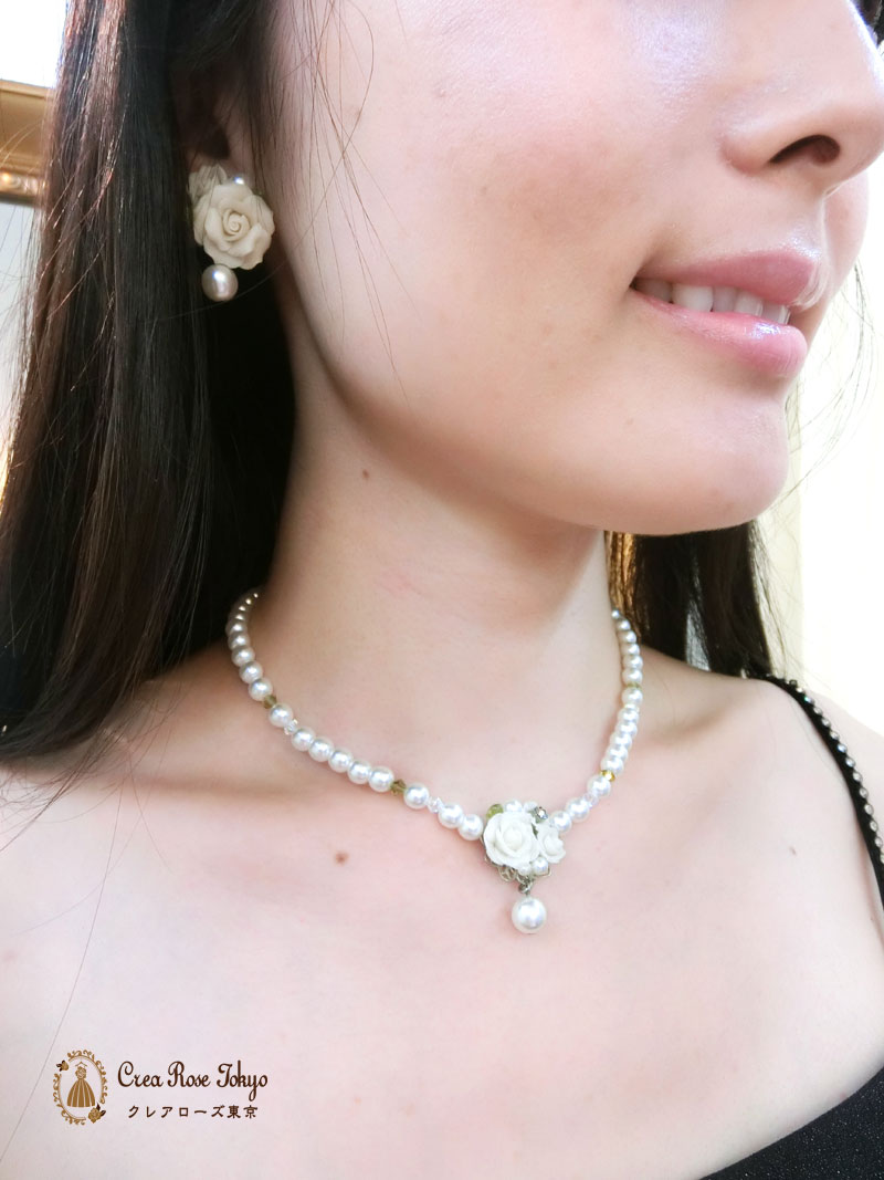 [ロドリアホワイトイアリング]薔薇のパールイアリング