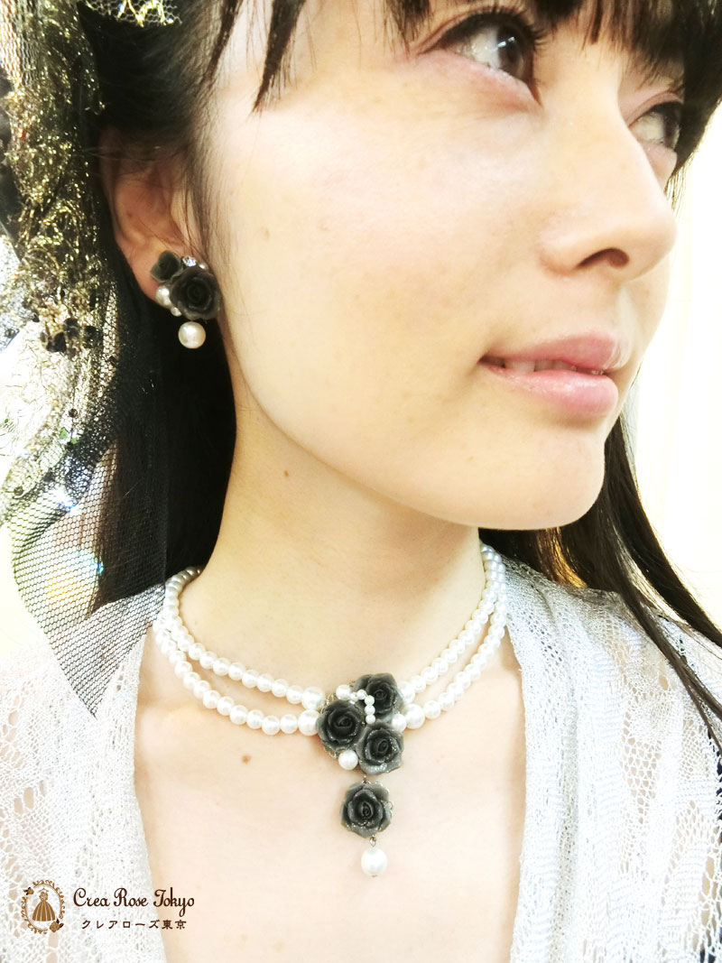 [ロドリアブラックイアリング]薔薇のパールイアリング