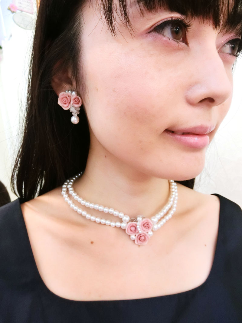 [ロドリアピンクイアリング]薔薇のパールイアリング