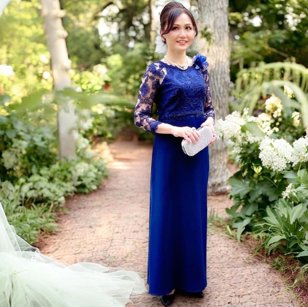 ９号（M）繊細なレースとスレンダーラインのドレスでエレガントに【コニーシェイラドレス】袖ありレースのネイビー母親ロングドレス